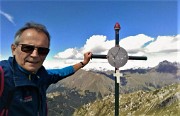 58 Alla croce di vetta da poco posta dello Zucco Berbesino (2154 m)